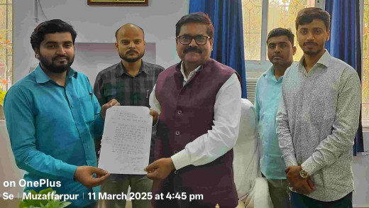 अंकपत्र निर्गत नहीं होने से छात्रों में आक्रोश, कुलसचिव को सौंपा ज्ञापन